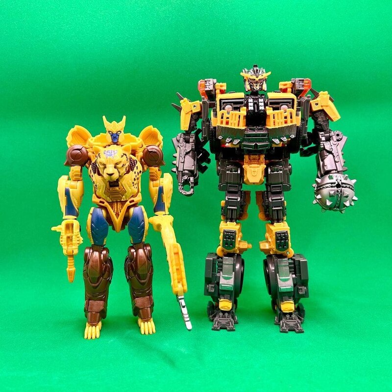 Transformers: Rise of the Beasts Cheetor In-Hand Robot Mode Images